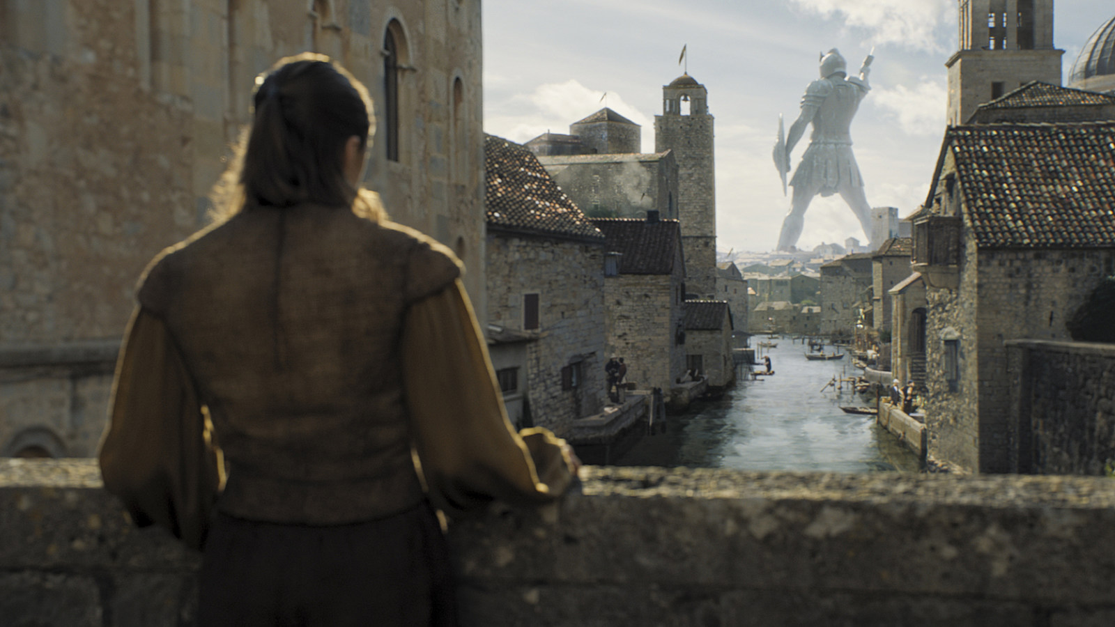 Arya olhando a estátua de Braavos
